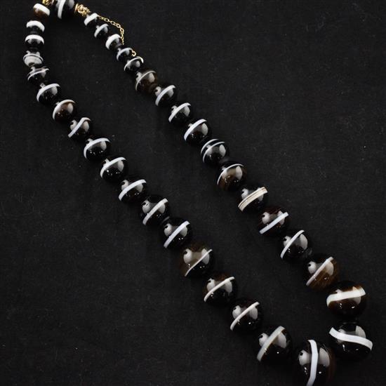A 19th century single strand banded agate bead necklace, 16.75in.